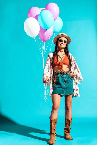 Femme bohème tenant des ballons colorés — Photo de stock