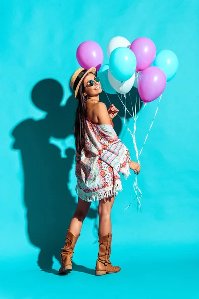 Hippie chica sosteniendo globos - foto de stock
