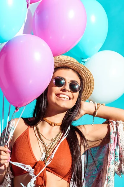 Femme hippie tenant des ballons colorés — Photo de stock