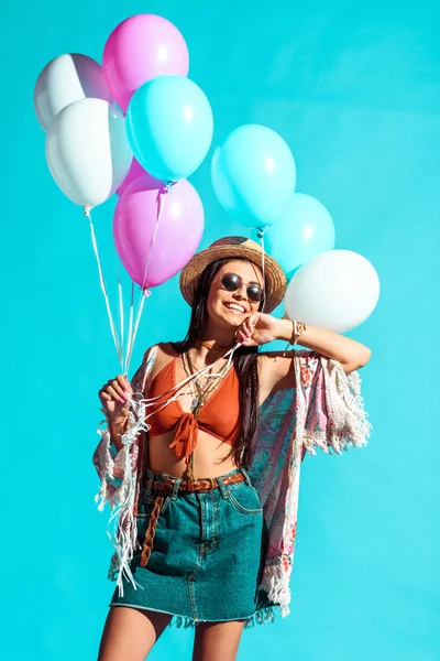 Femme hippie tenant des ballons colorés — Photo de stock