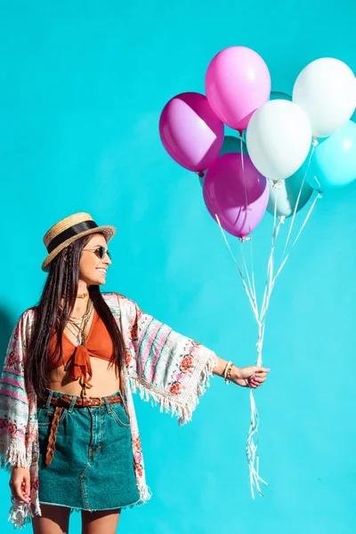 Hippie donna in possesso di palloncini colorati — Foto stock