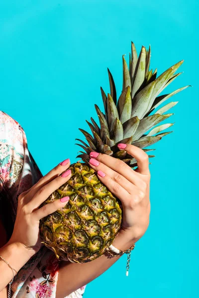 Hippie femme tenant l'ananas — Photo de stock