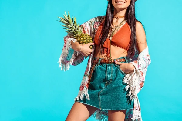 Богемная девушка держит ананас — стоковое фото