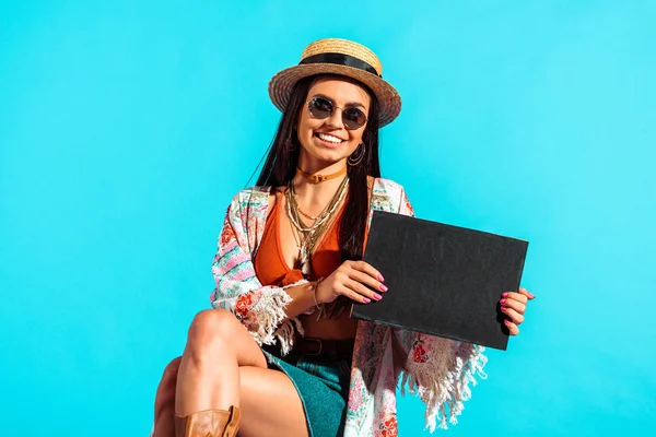 Hippie tourist holding black board — Stock Photo