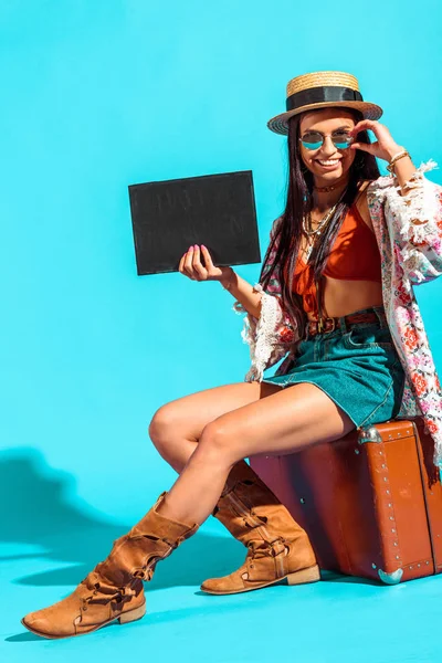 Hippie turista sentado en la bolsa - foto de stock