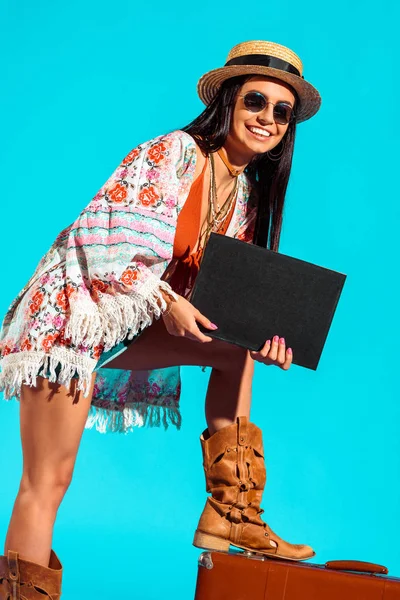 Turista hippie con pizarra negra y maleta - foto de stock