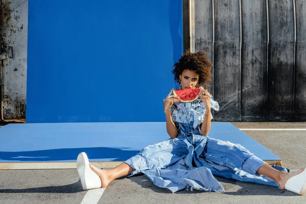 Afro-américaine fille avec pastèque — Photo de stock