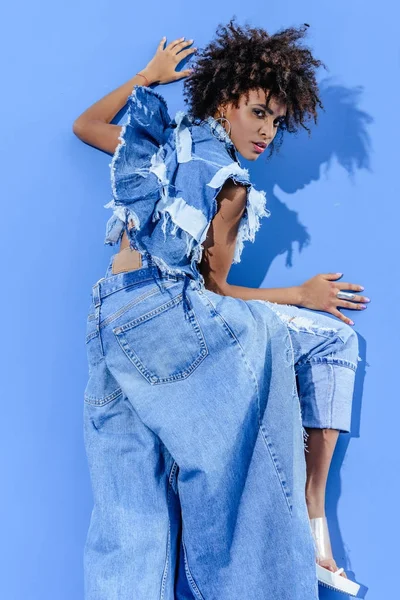 Afro chica posando para la moda disparar - foto de stock