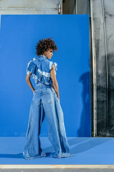 Ragazza in posa in abiti di denim — Foto stock