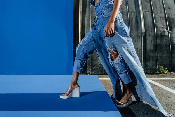 Fille en denim vêtements — Photo de stock