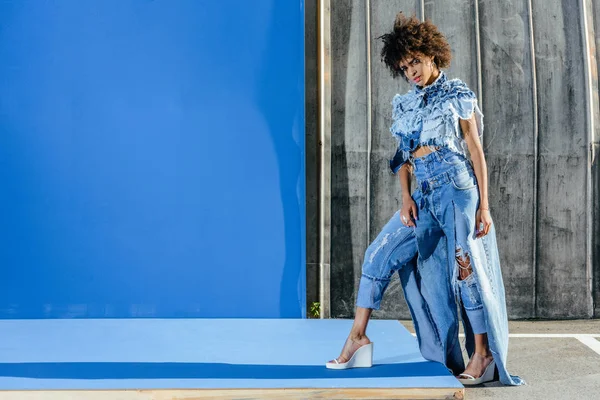 Chica afroamericana en denim - foto de stock