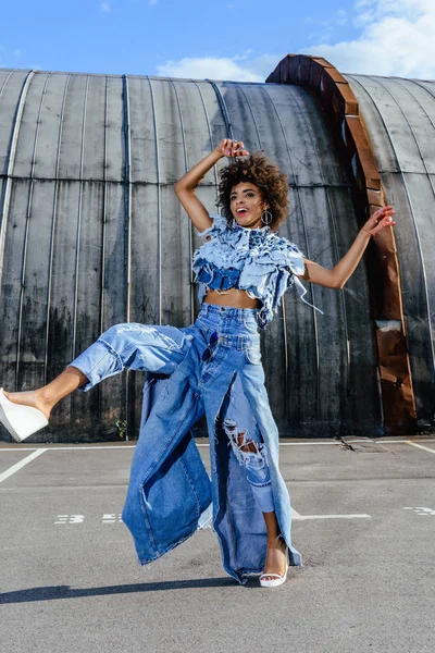 Modèle afro-américain à la mode — Photo de stock