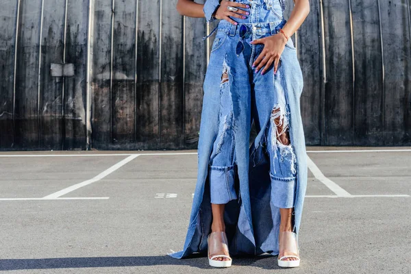 Дівчина позує в джинсовому одязі — стокове фото