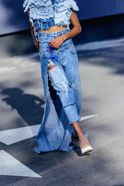 Девушка в джинсах позирует для модной съемки — стоковое фото
