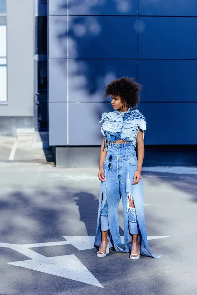Modèle afro-américain posant dans la rue — Photo de stock
