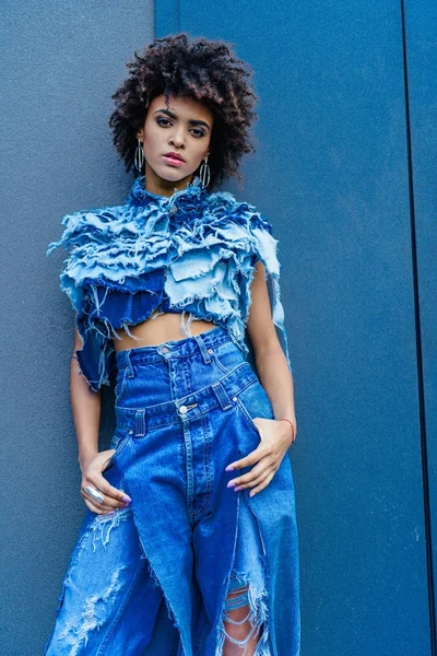 Menina americana africana posando em roupas de jeans — Fotografia de Stock