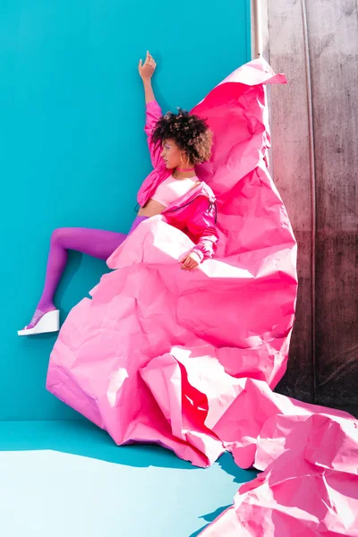 Chica posando con papel rosa - foto de stock