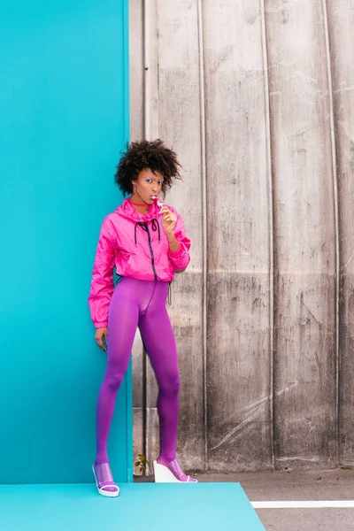 Afro chica con paleta - foto de stock