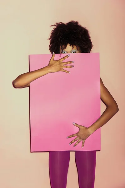 Chica elegante con papel rosa — Stock Photo