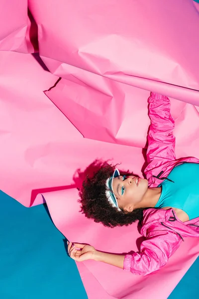 Afrikanisches amerikanisches Model posiert mit rosa Papier — Stockfoto