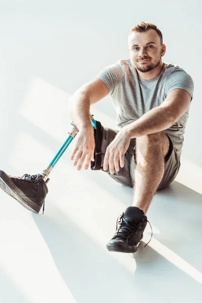 Homem sorridente com prótese de perna — Fotografia de Stock