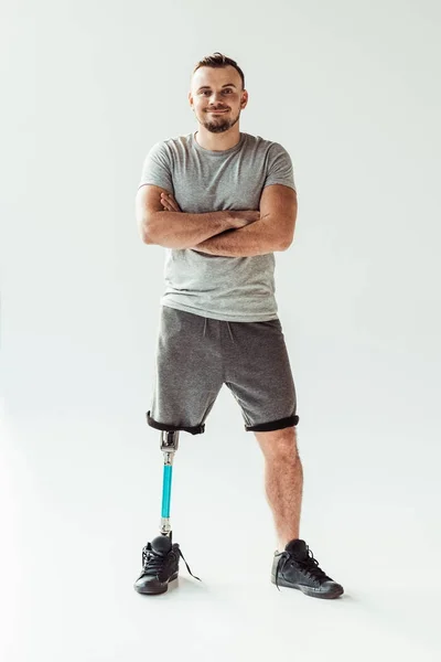 Homem sorridente com prótese de perna — Fotografia de Stock