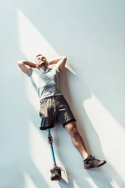 Homem sorridente com prótese de perna — Stock Photo