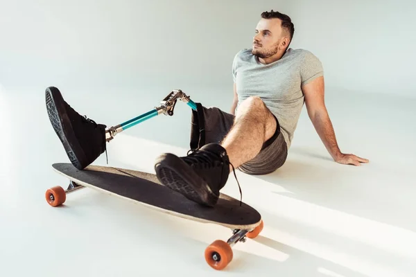 Uomo con protesi gamba con skateboard — Foto stock