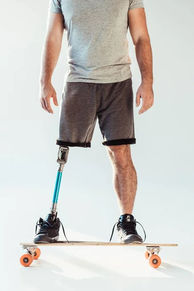 Man with leg prosthesis standing on skateboard — Stock Photo