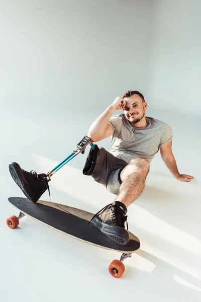 Uomo con protesi gamba con skateboard — Foto stock