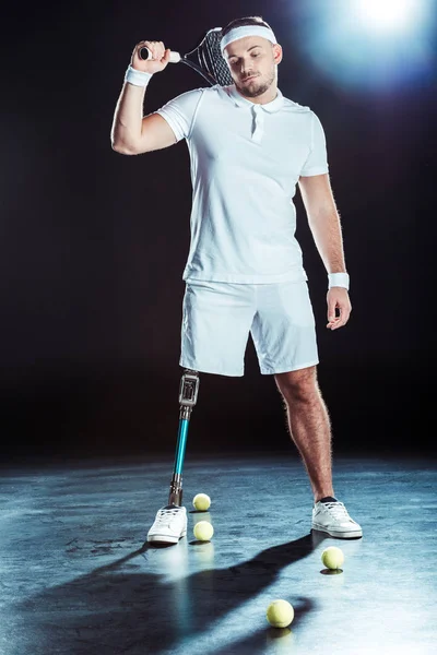 Tenista paralímpico con raqueta - foto de stock