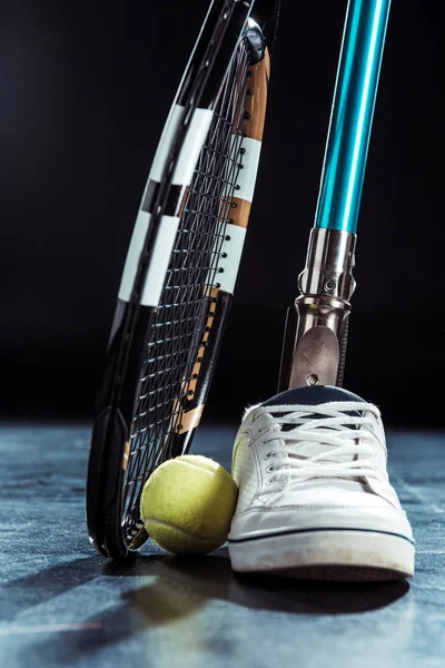 Protesi delle gambe e attrezzature da tennis — Foto stock