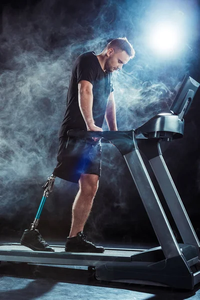Паралімпійський спортсмен тренується на біговій доріжці — стокове фото