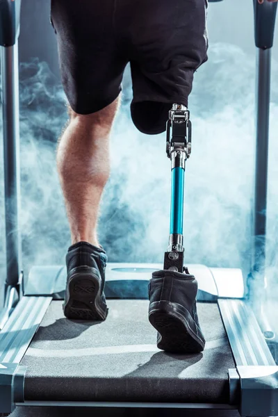 Desportista com treinamento de prótese de perna na esteira — Fotografia de Stock