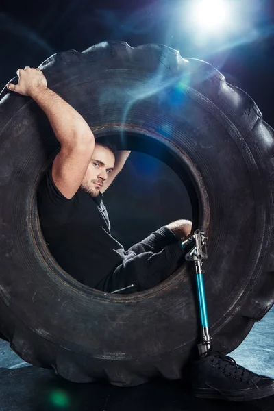 Deportista paralímpico sentado en el neumático - foto de stock