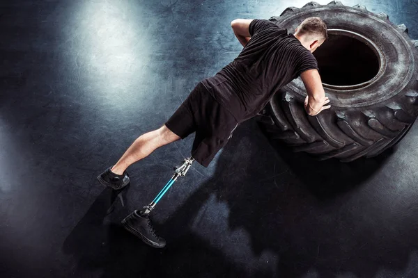 Deportista paralímpico haciendo flexiones - foto de stock