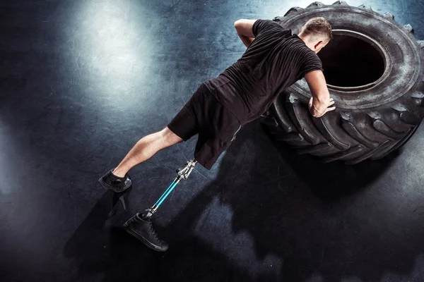 Deportista paralímpico haciendo flexiones - foto de stock