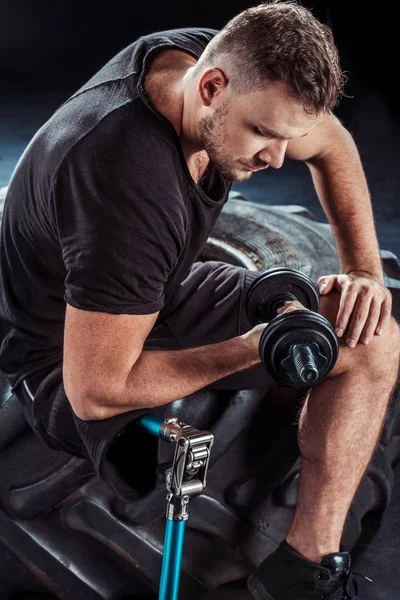 Atleta paralímpico exercitando com halteres — Fotografia de Stock