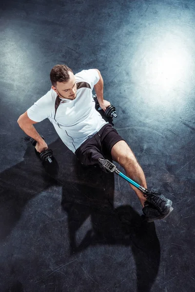 Man with leg prosthesis doing push ups — Stock Photo