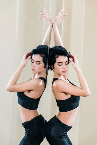 Sportliche Frau lehnt sich an Spiegel zurück — Stockfoto
