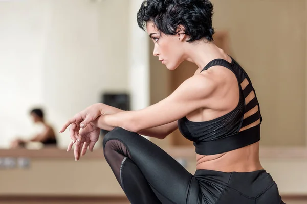 Femme assise dans un studio de danse — Photo de stock