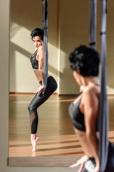 Woman practicing acrobatic aerial dance — Stock Photo