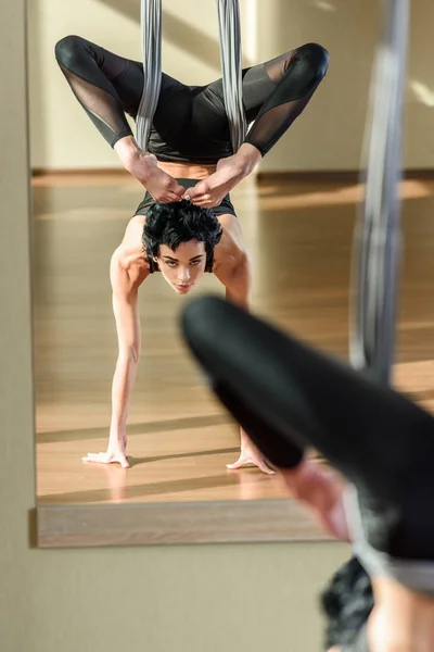Mujer practicando yoga con mosca - foto de stock
