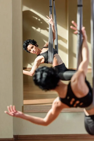 Femme pratiquant la danse acrobatique aérienne — Photo de stock