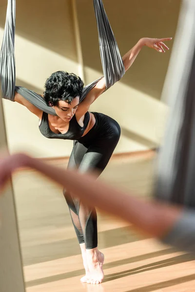 Mulher praticando dança aérea acrobática — Fotografia de Stock