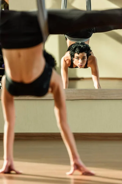 Mujer practicando yoga con mosca - foto de stock