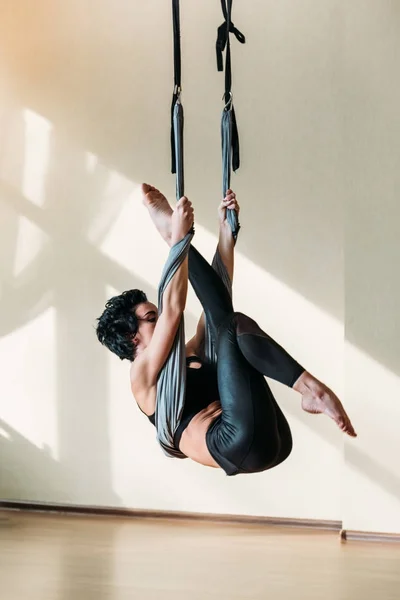 Donna che pratica fly yoga — Foto stock