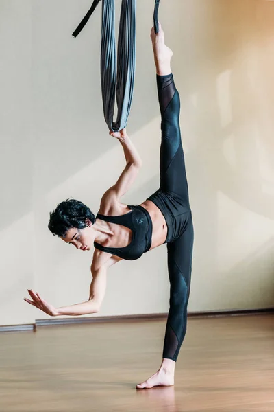 Mujer practicando danza aérea acrobática - foto de stock