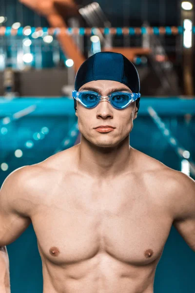 Nadador en gorra de natación y gafas - foto de stock