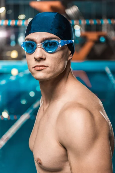 Nadador muscular con gafas - foto de stock